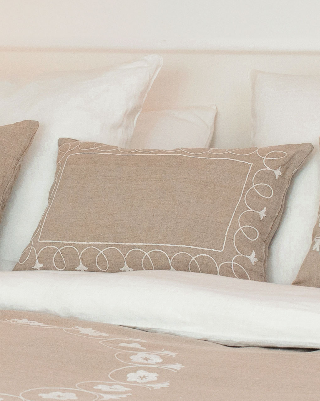 Coussin rectangulaire Shamya en lin naturel brodé blanc, assorti au couvre-lit de la même collection, style intemporel