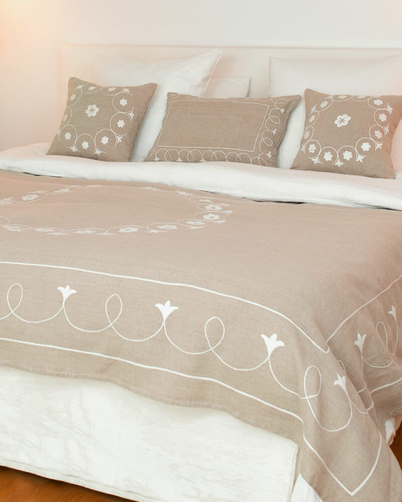 Couvre-lit Shamya en lin naturel avec broderies blanches faites main