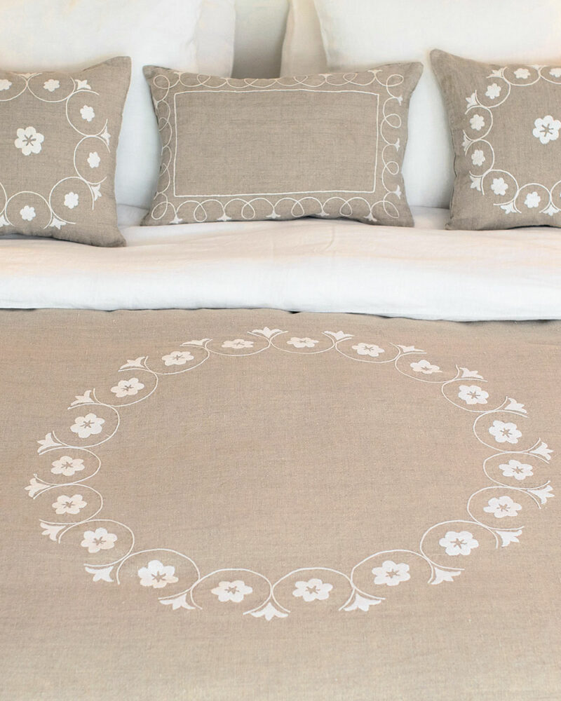 Couvre-lit brodé en lin naturel Shamya sur un lit, broderie blanche