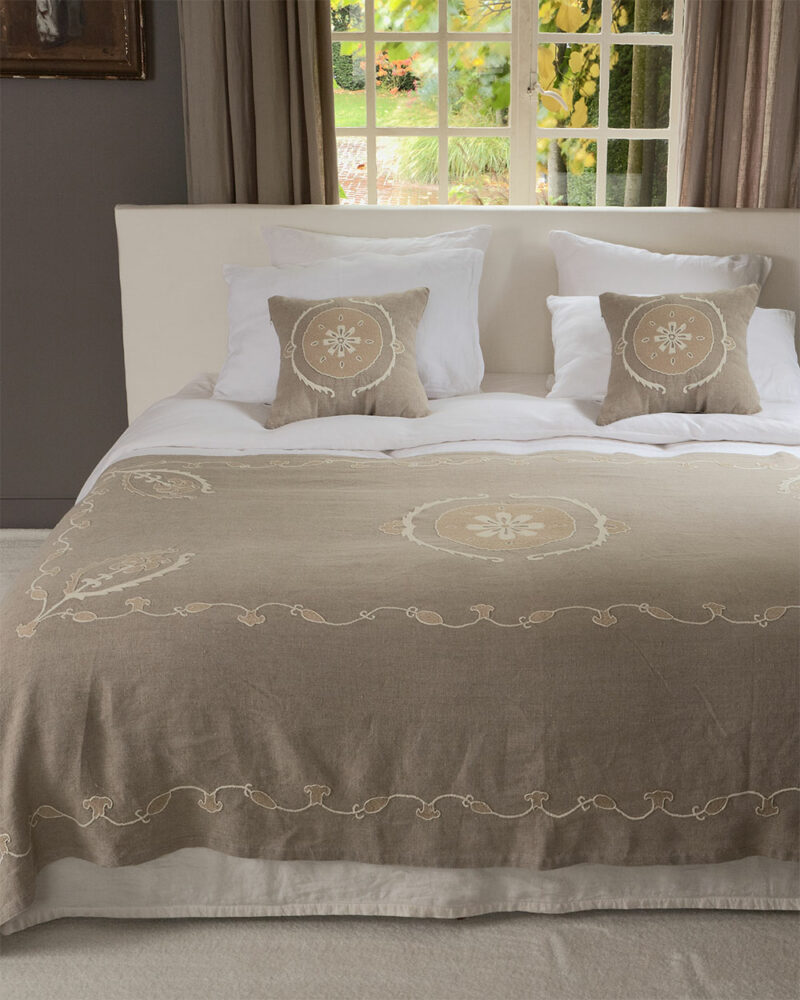 Couvre-lit en lin SITORA vu de face dans une chambre moderne et lumineuse – broderie artisanale ivoire
