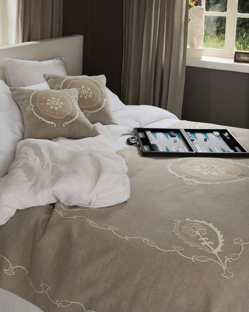 Couvre-lit en lin SITORA brodé main – vue de profil dans une chambre élégante et naturelle