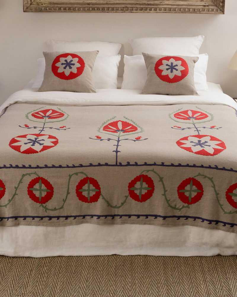 Dessus de lit brodé en lin SABZA avec ses coussins assortis – linge de lit brodé main.