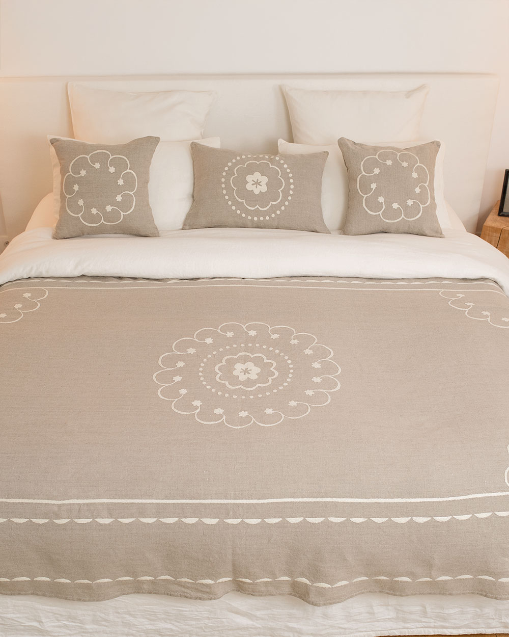 Jeté de lit SOZANA en lin beige brodé écru avec coussins assortis.