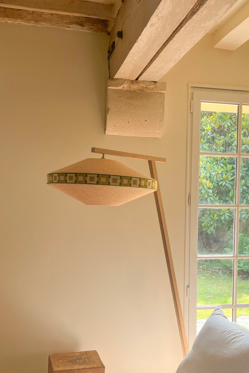 Lampadaire en chêne design Canopée dans un salon à la campagne