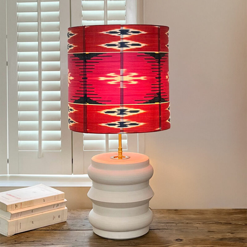 Lampe de chevet colorée Rose en rêve posée dans un intérieur chaleureux