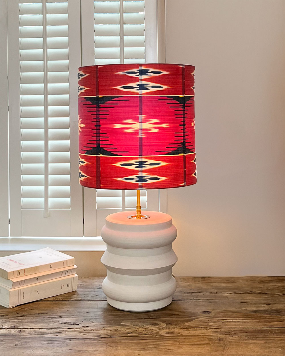 Lampe de chevet colorée Rose en rêve posée dans un intérieur chaleureux