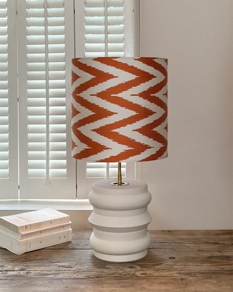 Lampe orange Capucine avec abat-jour à motif chevrons écrus et orange