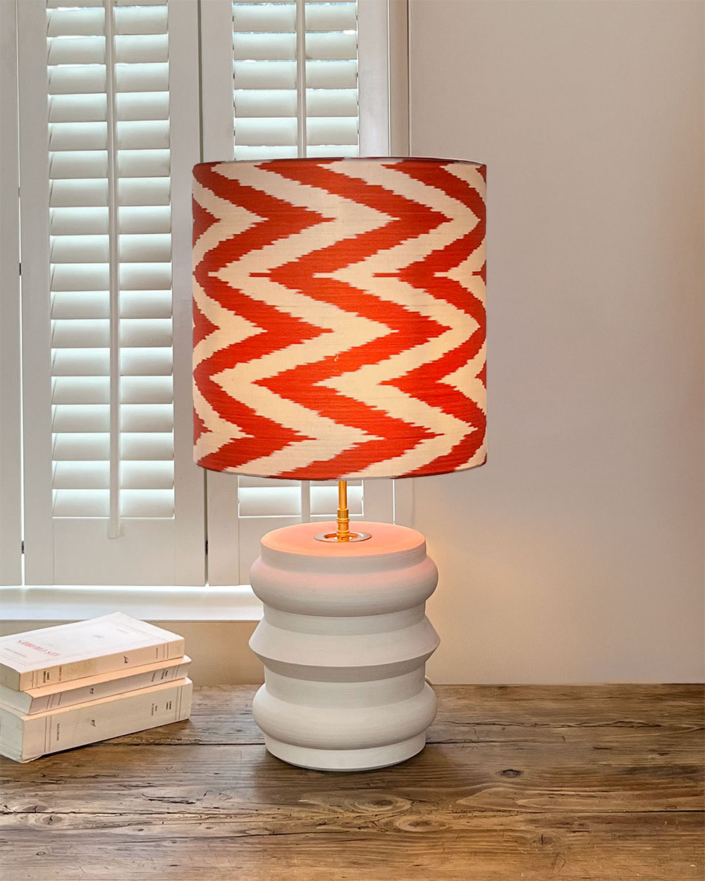 Lampe orange Capucine posée dans un intérieur chaleureux.