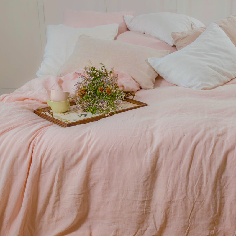 Linge de lit en lin lavé rose poudré, teinte douce et naturelle pour une chambre apaisante