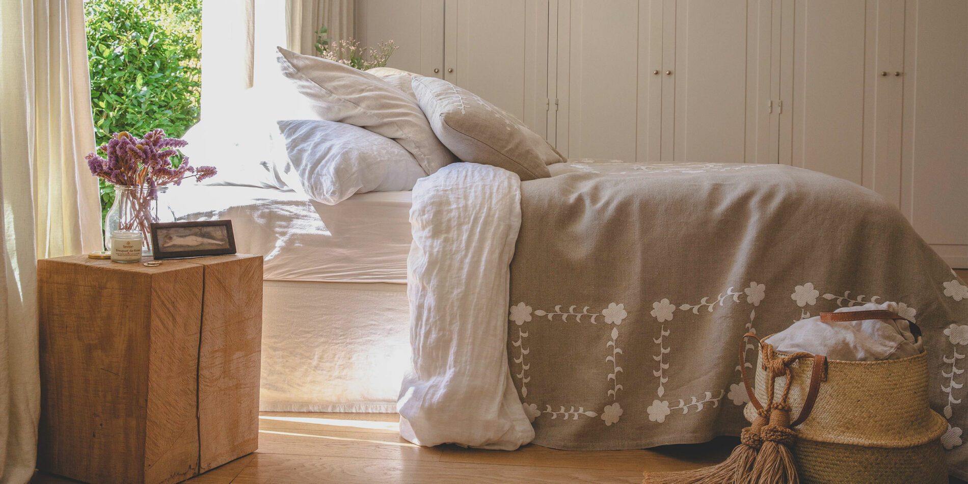 Plaid Shakli en lin brodé dans une chambre de maison de campagne