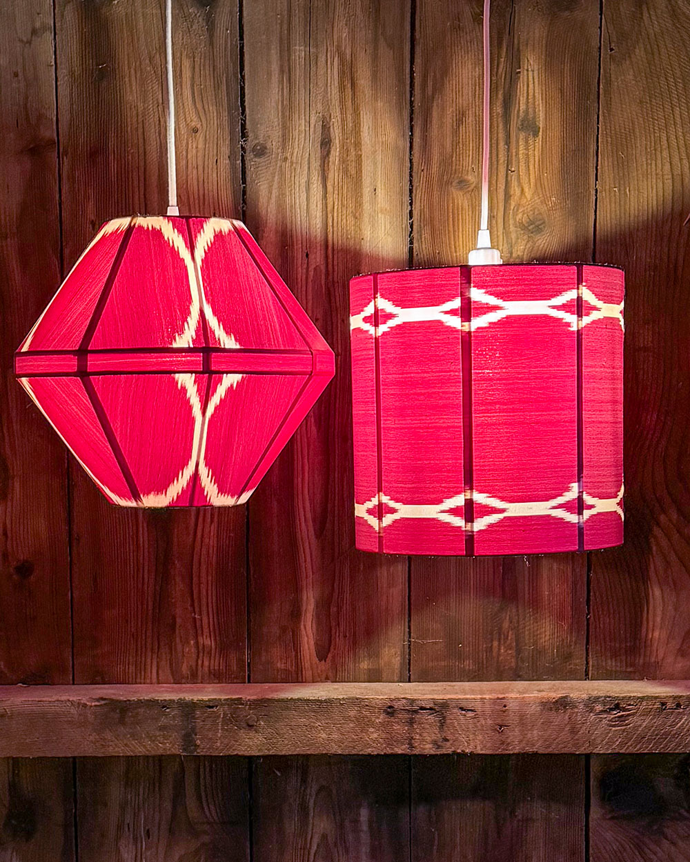 Duo de suspensions bordeaux contrastant avec un fond en bois brut, esprit montagne chic