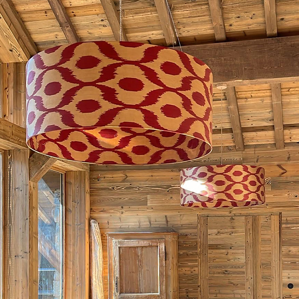 Grandes suspensions luminaires éclairant un intérieur de chalet à la décoration raffinée