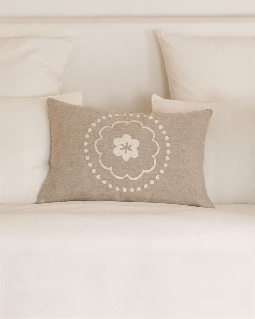 Coussin rectangulaire SOZANA en lin beige brodé écru 60×40, décoration élégante campagne chic.