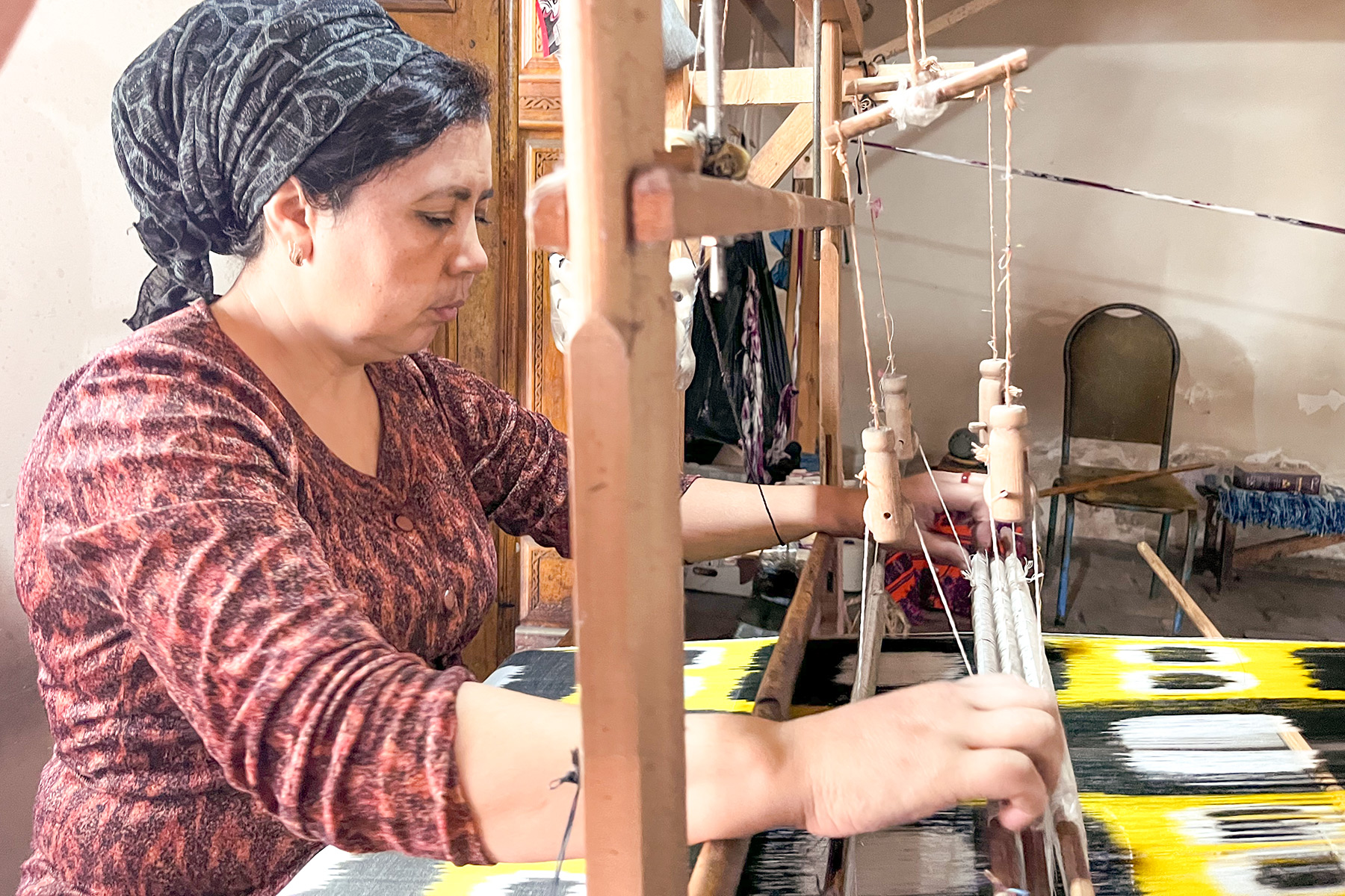 Artisane tissant un ikat dans un atelier traditionnel en Ouzbékistan.